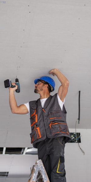 medium-shot-man-standing-ladder